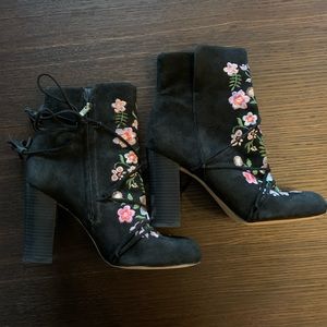 Sam Edelman Winnie Floral Embroidered Suede Ankle Bootie in Black NWT